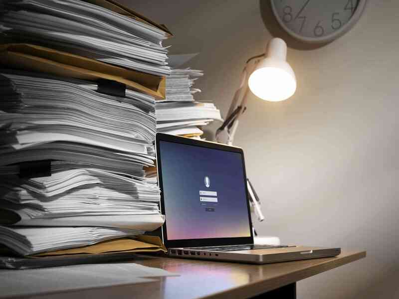 still-life-documents-stack_optimized-79cfbcee imagem
